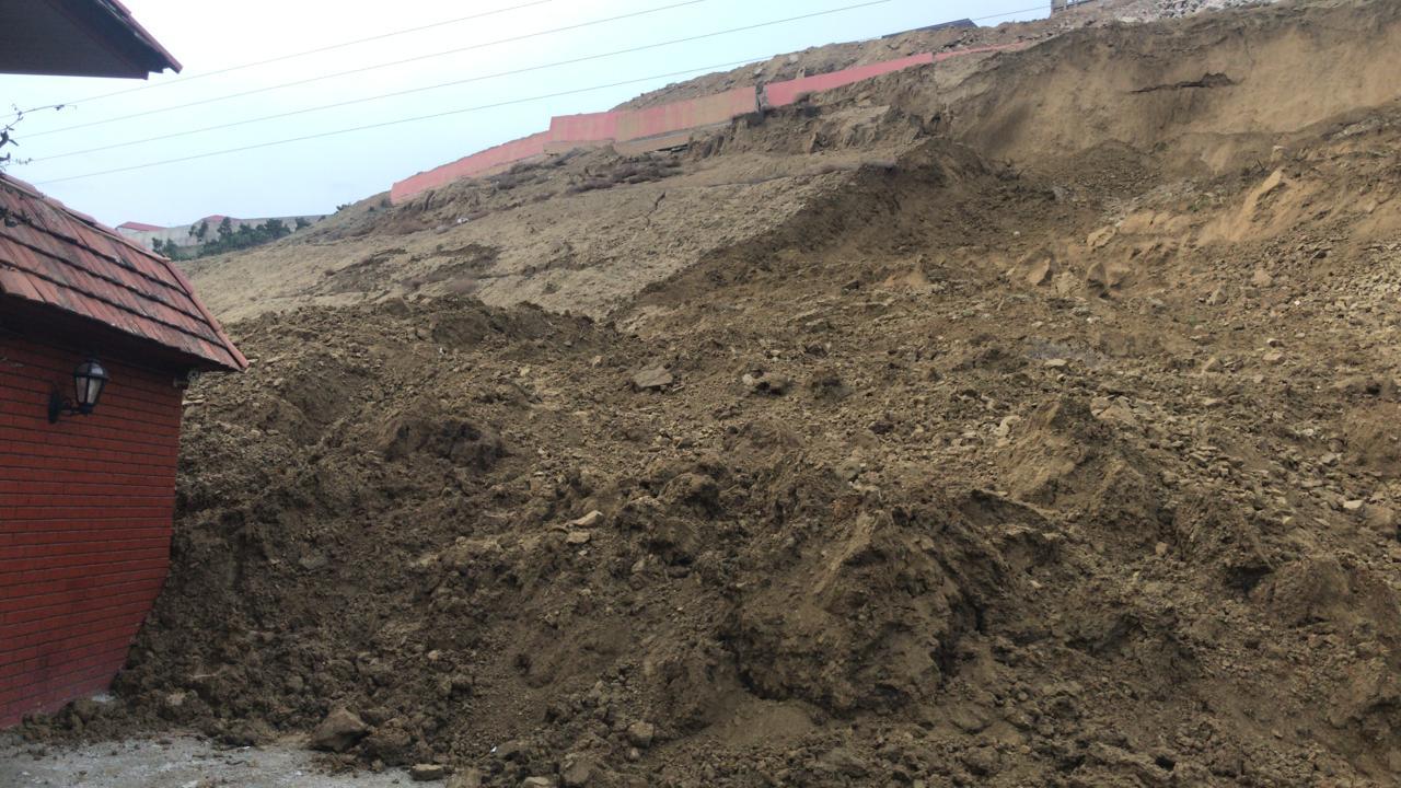 В оползневой зоне между поселком Бадамдар и 20-м участком  сохраняется активность