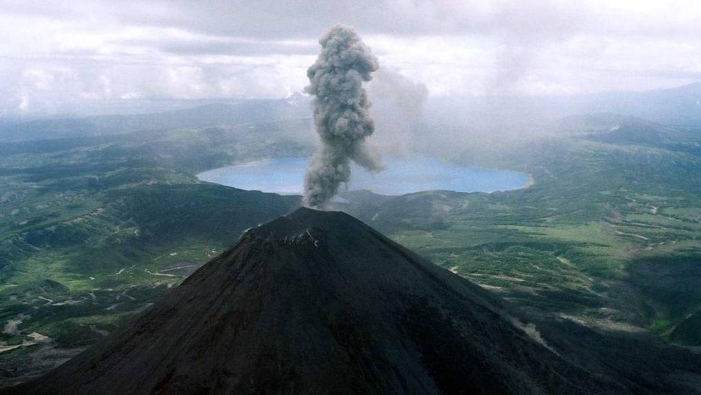 На Курилах вулкан Эбеко выбросил столб пепла на высоту 1,9 км