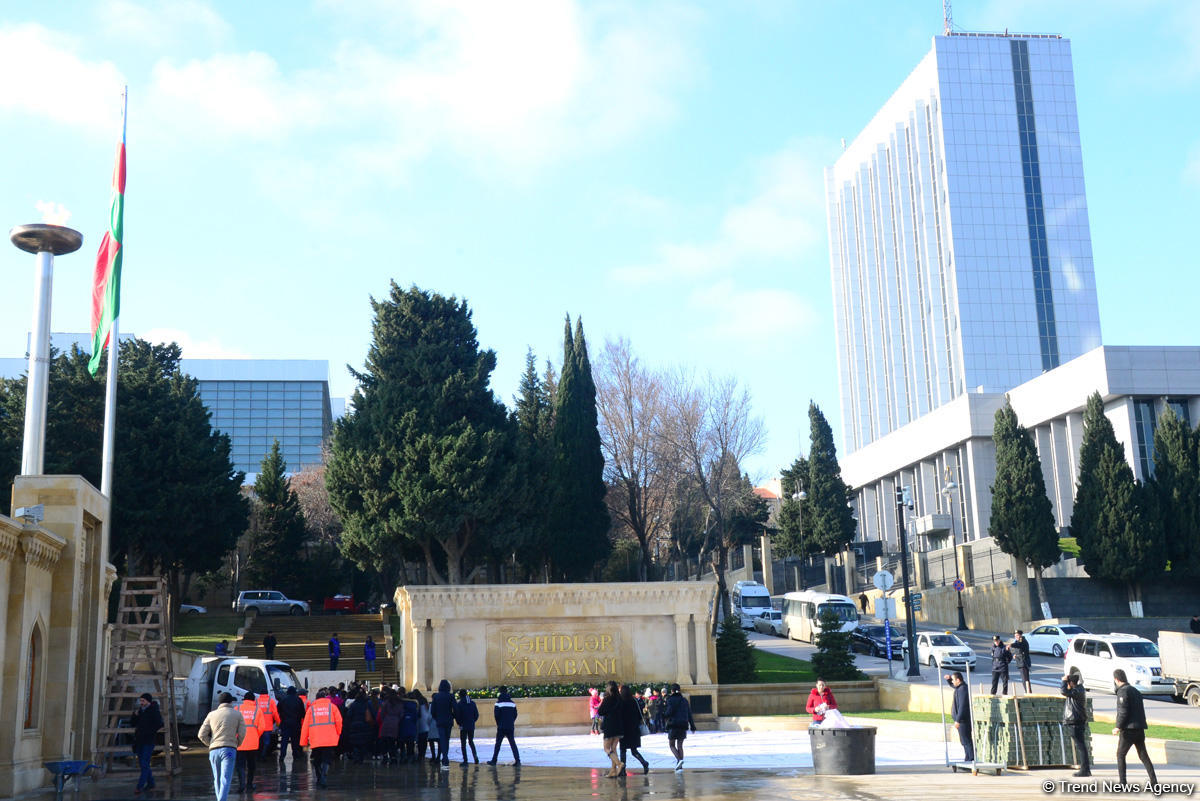 В Аллее шехидов в Баку проводятся подготовительные работы в связи с годовщиной  трагедии 20 Января (ФОТО)