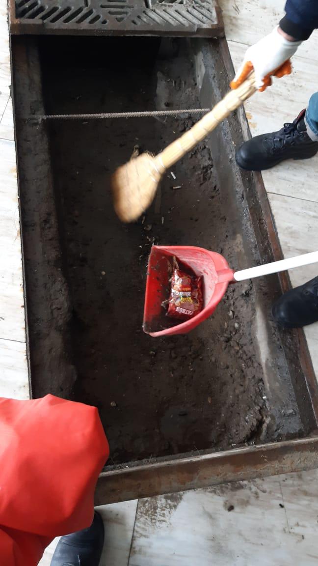 В Баку очищаются решетки дорожно-канализационной системы подземных переходов (ФОТО)