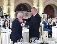 Президент Ильхам Алиев и Первая леди Мехрибан Алиева приняли участие в церемонии по случаю 90-летнего юбилея Хошбахта Юсифзаде (ФОТО/ВИДЕО)
