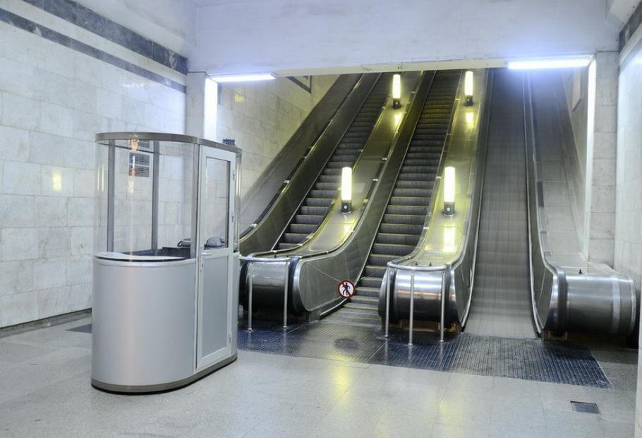 Демонтируется эскалатор на одной из станций бакинского метро