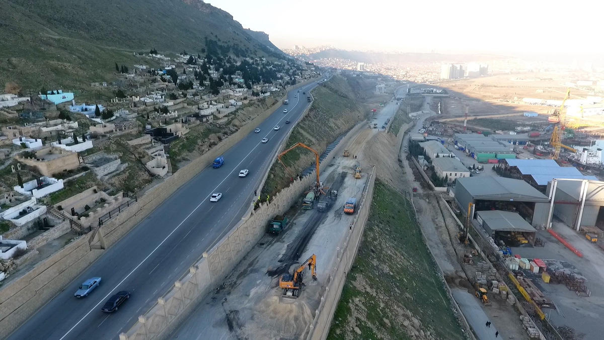 Продолжаются восстановительные работы на дороге в направлении Биби-Эйбат (ФОТО)