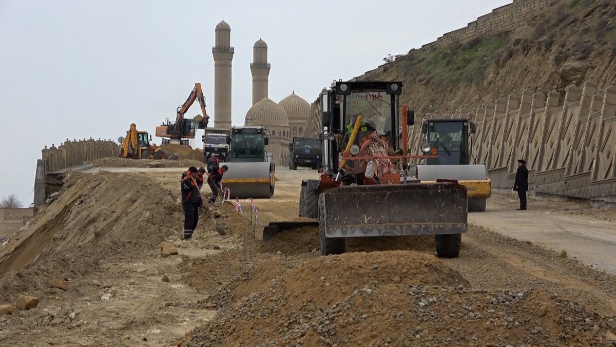 Продолжаются восстановительные работы на дороге в направлении Биби-Эйбат (ФОТО)