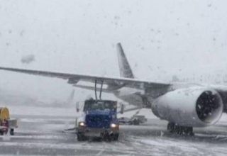 В аэропортах в Чикаго сотни рейсов отменили из-за снежной бури