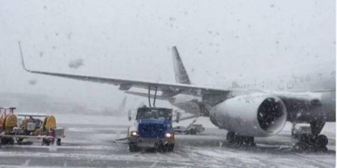 Hundreds of flights canceled in Chicago airports over heavy snowfall