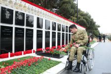 Azerbaijani public paying tribute to January 20 victims (PHOTO)