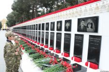 Azerbaijani public paying tribute to January 20 victims (PHOTO) - Gallery Thumbnail