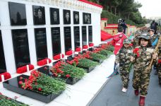 Azerbaijani public paying tribute to January 20 victims (PHOTO)