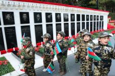 Azerbaijani public paying tribute to January 20 victims (PHOTO)