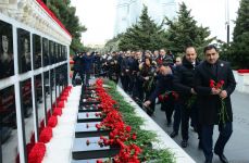 Azerbaijani public paying tribute to January 20 victims (PHOTO)