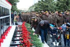Azerbaijani public paying tribute to January 20 victims (PHOTO) - Gallery Thumbnail