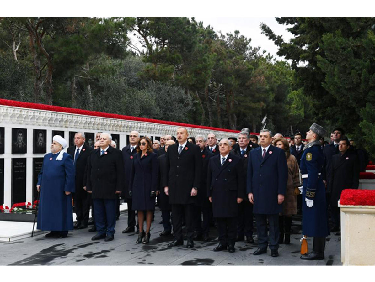 Azerbaijani president, first lady pay tribute to January 20 martyrs (PHOTO/VIDEO)