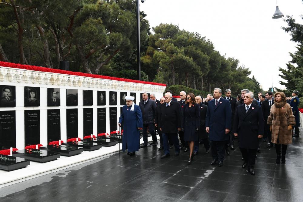 Президент Ильхам Алиев и Первая леди Мехрибан Алиева почтили светлую память шехидов 20 Января (ФОТО/ВИДЕО)