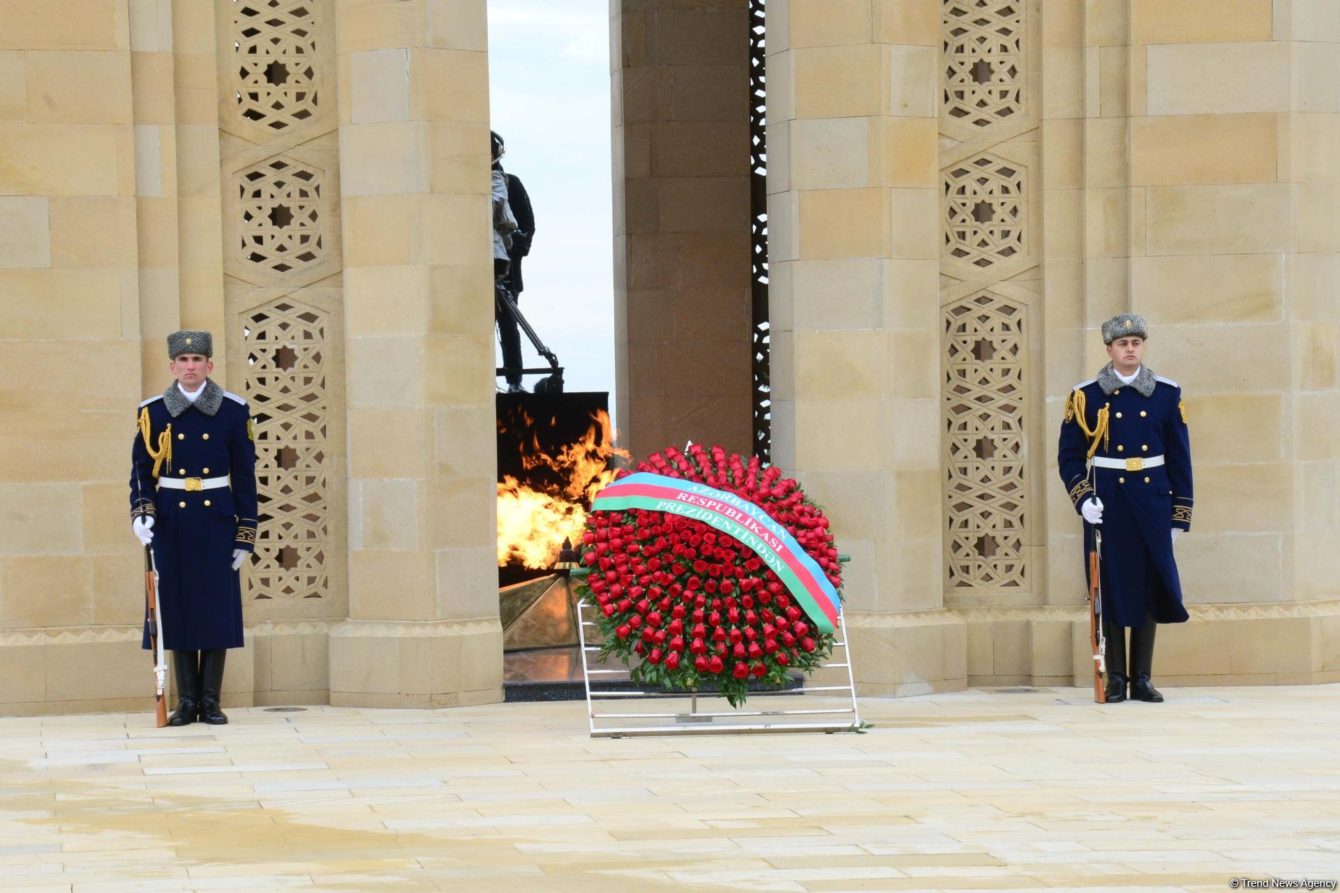 Общественность Азербайджана чтит светлую память жертв трагедии 20 Января (ФОТО)