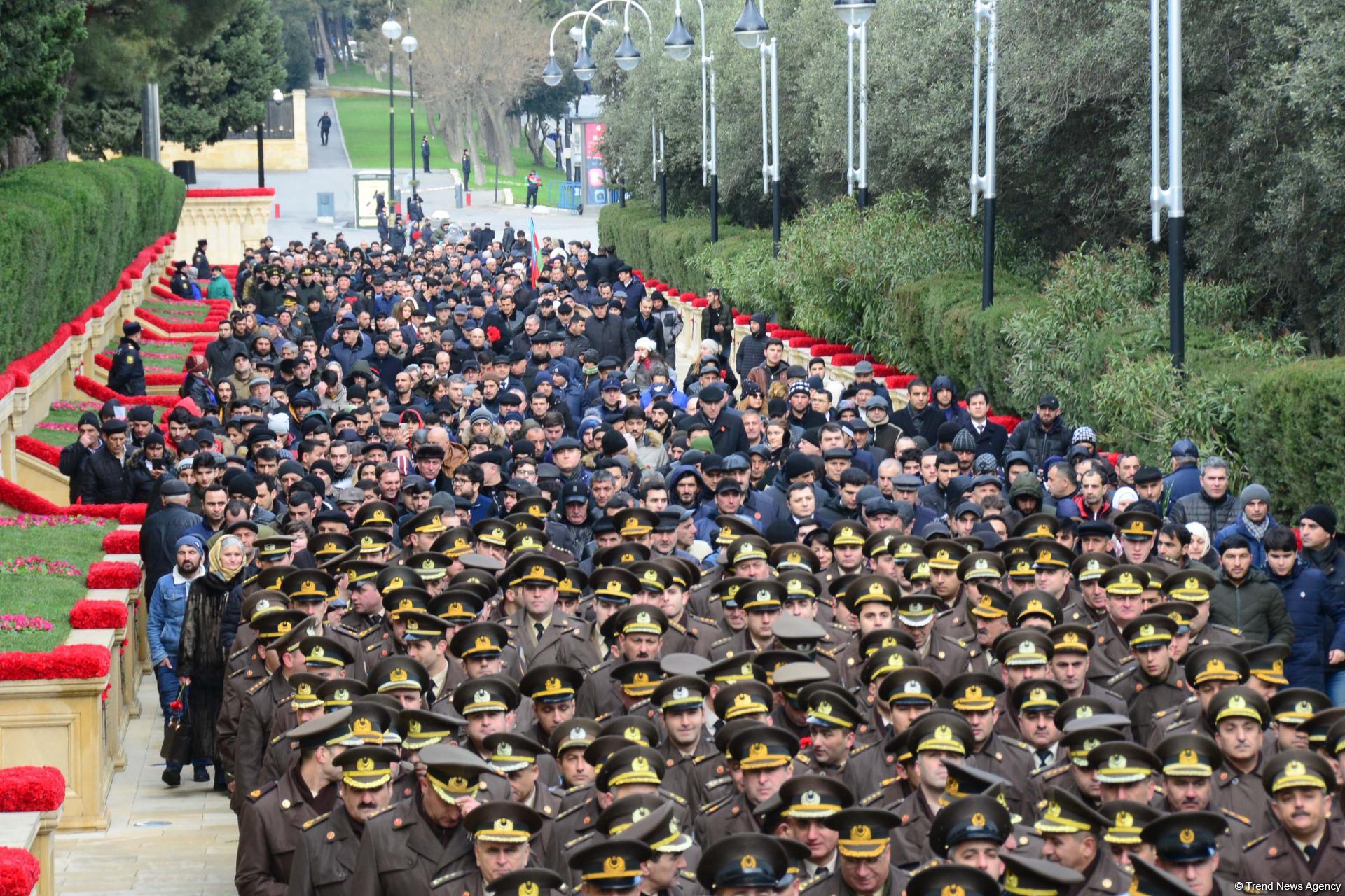 Azerbaijani public paying tribute to January 20 victims (PHOTO)