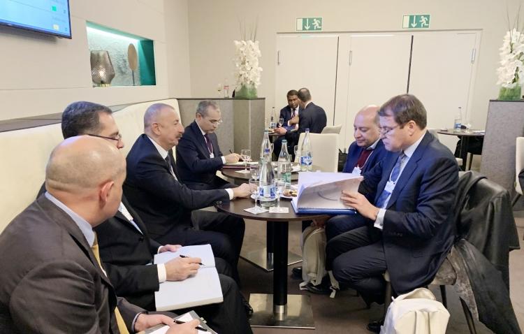 Президент Ильхам Алиев встретился в Давосе с президентом Европейского банка реконстукции и развития Сумой Чакрабарти (ВЕРСИЯ 2)