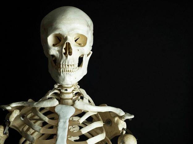 В Индонезии в заброшенном доме нашли сидящий на диване скелет в плаще