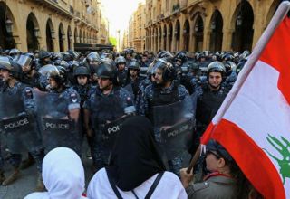 Полиция применила водяные пушки против демонстрантов у правительственного дворца в Бейруте