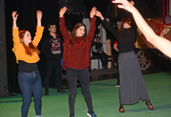Gənc Tamaşaçılar Teatrı Əməkdar artist Almaz Mustafayevanın yubileyinə hazırlaşır (FOTO)