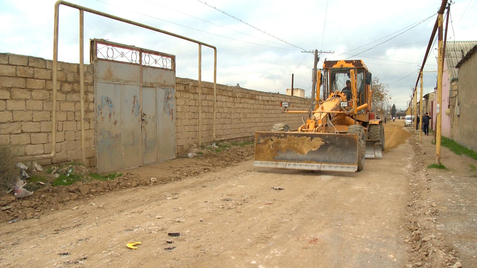 В одном из поселков Баку ведутся работы по реконструкции дорог (ФОТО)
