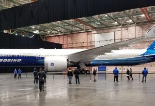 Поставки нового самолета Boeing 777X могут задержаться на год