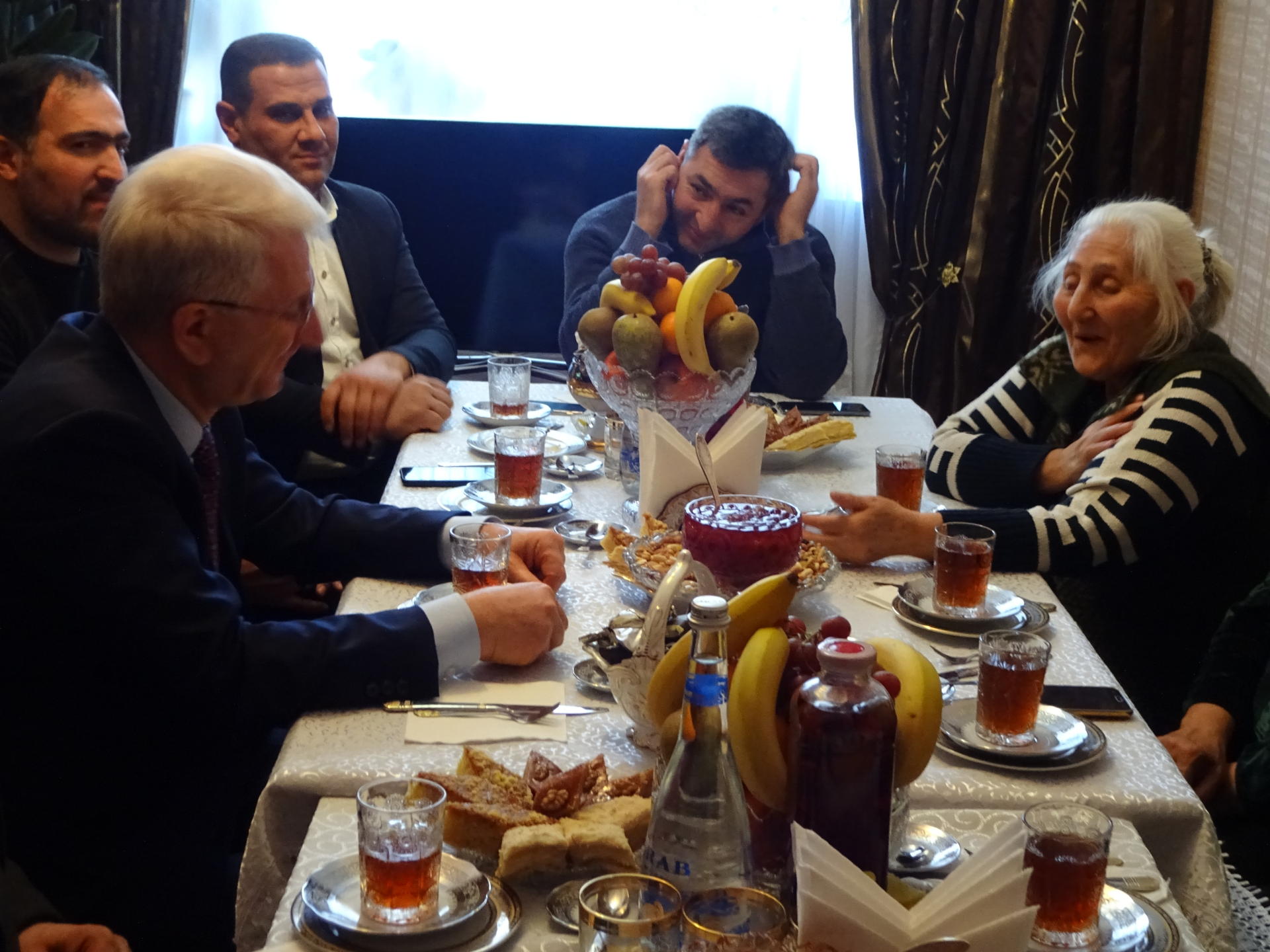 Bəxtiyar Əliyev seçicilərlə görüşlərini davam etdirir (FOTO)