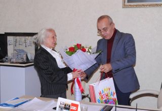 Коллеги поздравили с юбилеем 80-летнюю азербайджанскую актрису (ФОТО)