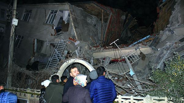 Иран предложил помощь Турции после землетрясения с десятками жертв