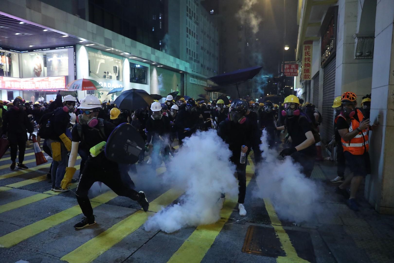 Rioters block traffic, attack passers-by in Hong Kong