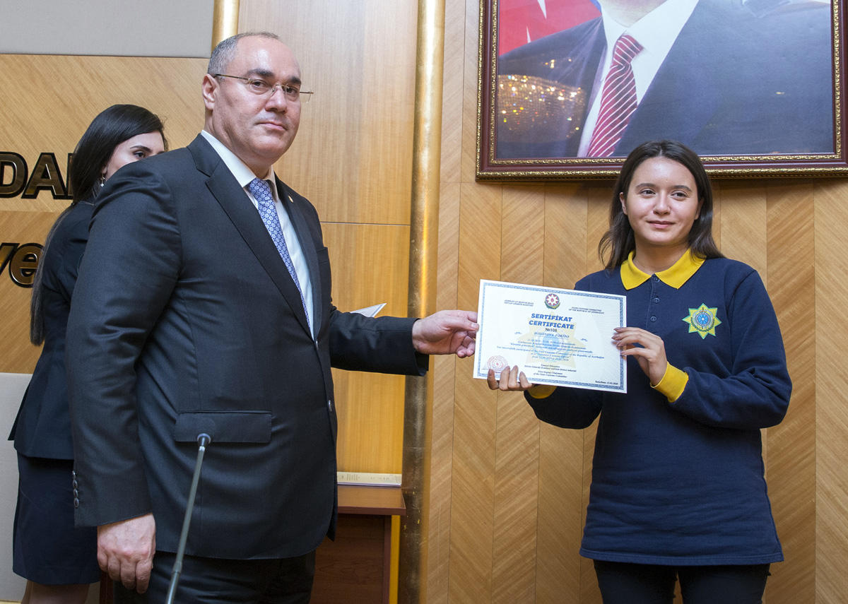 “Könüllü gömrükçü” dəstəsinin üzvlərinə sertifikatlar təqdim olunub (FOTO)