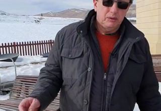 В это невозможно поверить… Михаил Ширвиндт отведал курицу в тандыре в горах Азербайджана (ВИДЕО)