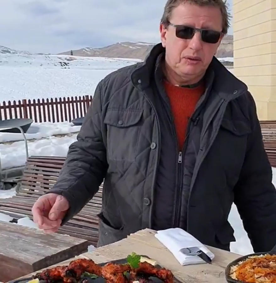 В это невозможно поверить… Михаил Ширвиндт отведал курицу в тандыре в горах Азербайджана (ВИДЕО)