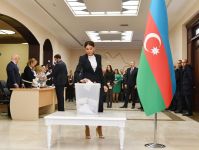 Президент Ильхам Алиев и Первая леди Мехрибан Алиева проголосовали на парламентских выборах (ФОТО/ВИДЕО)