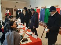 Azerbaijani people voting in parliamentary elections (PHOTO)