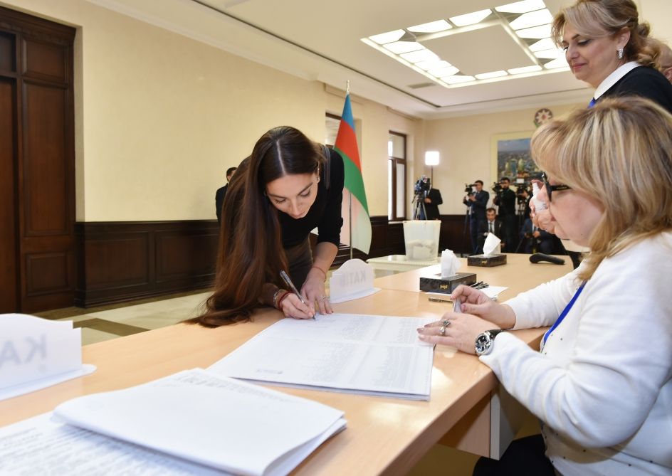President Ilham Aliyev, First Lady Mehriban Aliyeva vote at parliamentary elections (PHOTO/VIDEO)