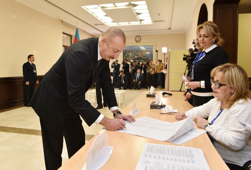 President Ilham Aliyev, First Lady Mehriban Aliyeva vote at parliamentary elections (PHOTO/VIDEO)