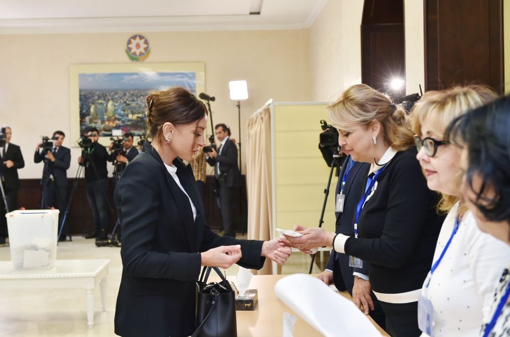 Президент Ильхам Алиев и Первая леди Мехрибан Алиева проголосовали на парламентских выборах (ФОТО/ВИДЕО)