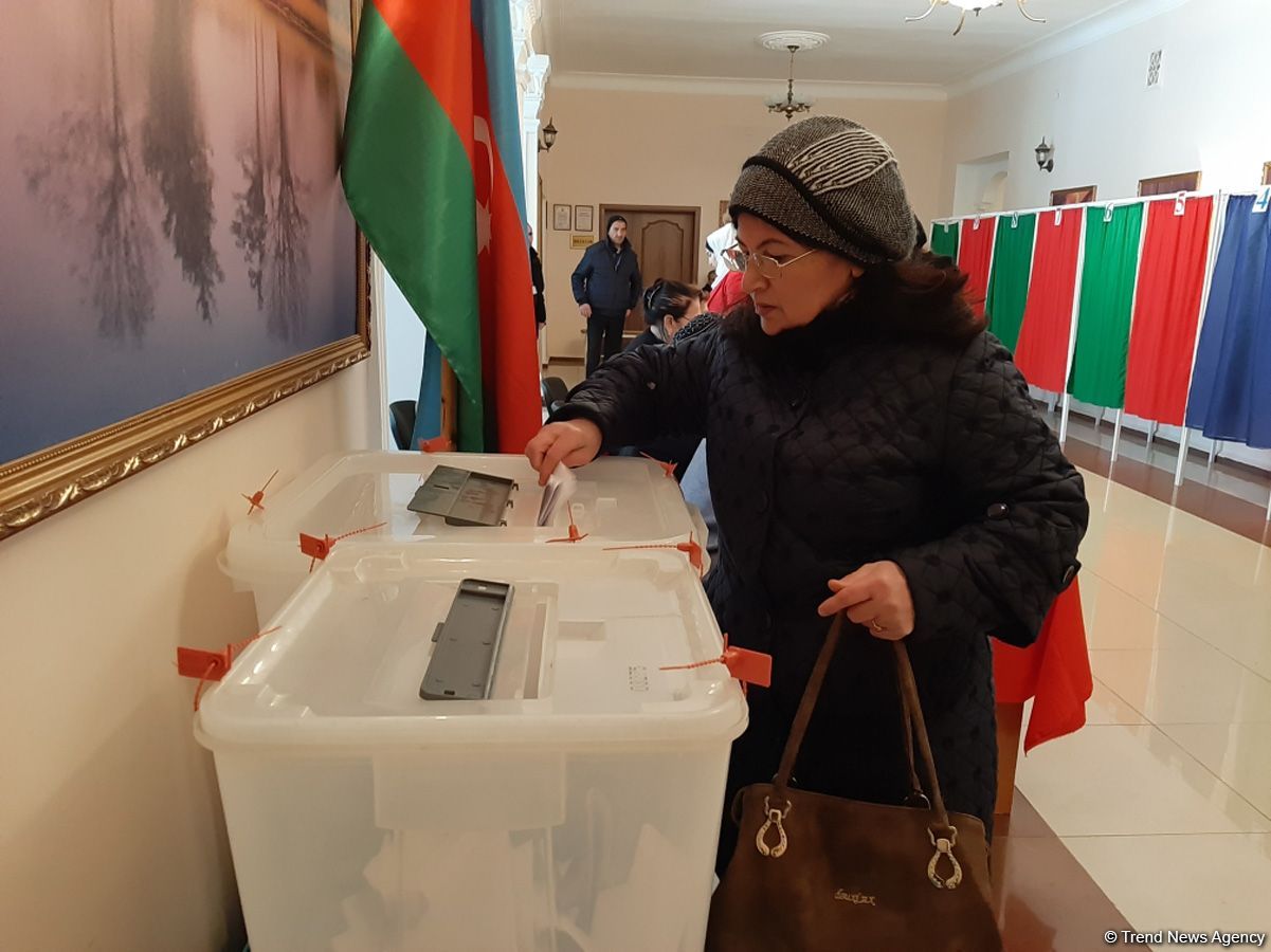 Azerbaijani people voting in parliamentary elections (PHOTO)