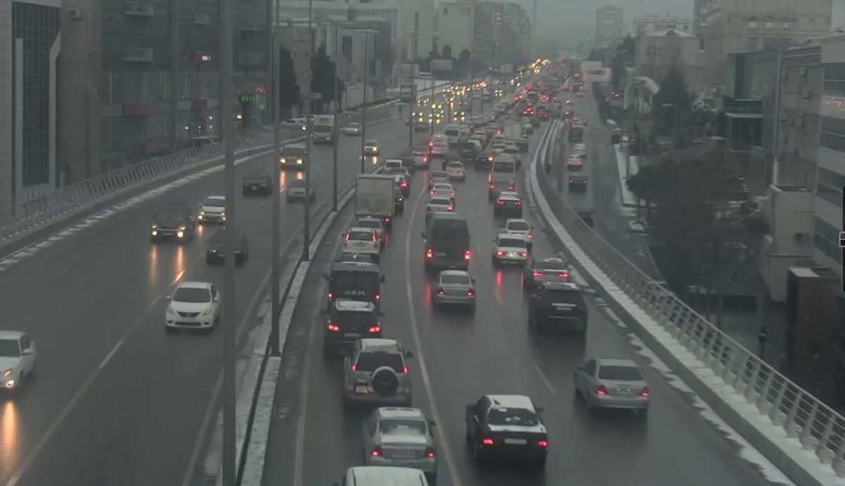 БТА: Допустимая скорость на основных магистралях  Баку снизилась в 2 раза (ФОТО)