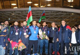 Сборная Азербайджана по греко-римской борьбе вернулась на родину (ФОТО)