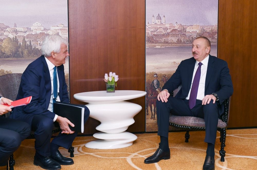 President Ilham Aliyev meets Chief Executive Officer of Leonardo company (PHOTO)