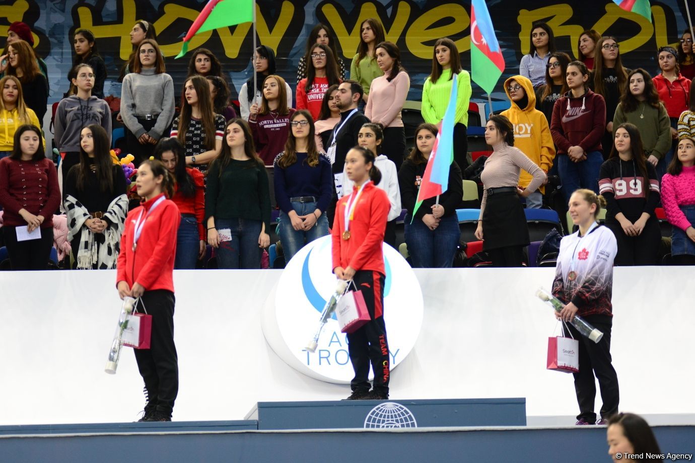 Состоялась церемония награждения победителей и призеров в индивидуальной программе по прыжкам на батуте в рамках Кубка мира (ФОТО)
