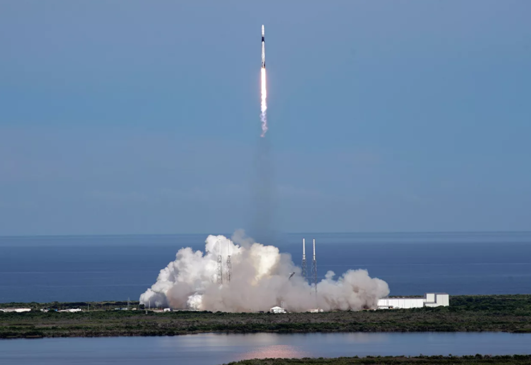 Göyərtəsində peyklər və kəşfiyyat vasitələri olan Falcon 9 raketi orbitə buraxılıb