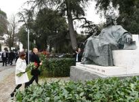 Президент Ильхам Алиев и Первая леди Мехрибан Алиева посетили в Риме памятник гениальному азербайджанскому поэту и мыслителю Низами Гянджеви (ФОТО) (версия 2)
