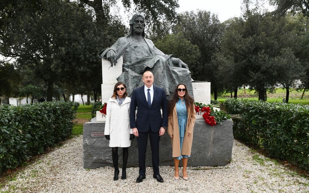 President Ilham Aliyev visits monument to great Azerbaijani poet and thinker Nizami Ganjavi in Rome (PHOTO)