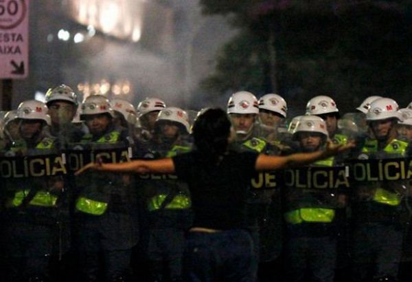 Бразильский сенатор попытался на экскаваторе взять штурмом гарнизон полиции