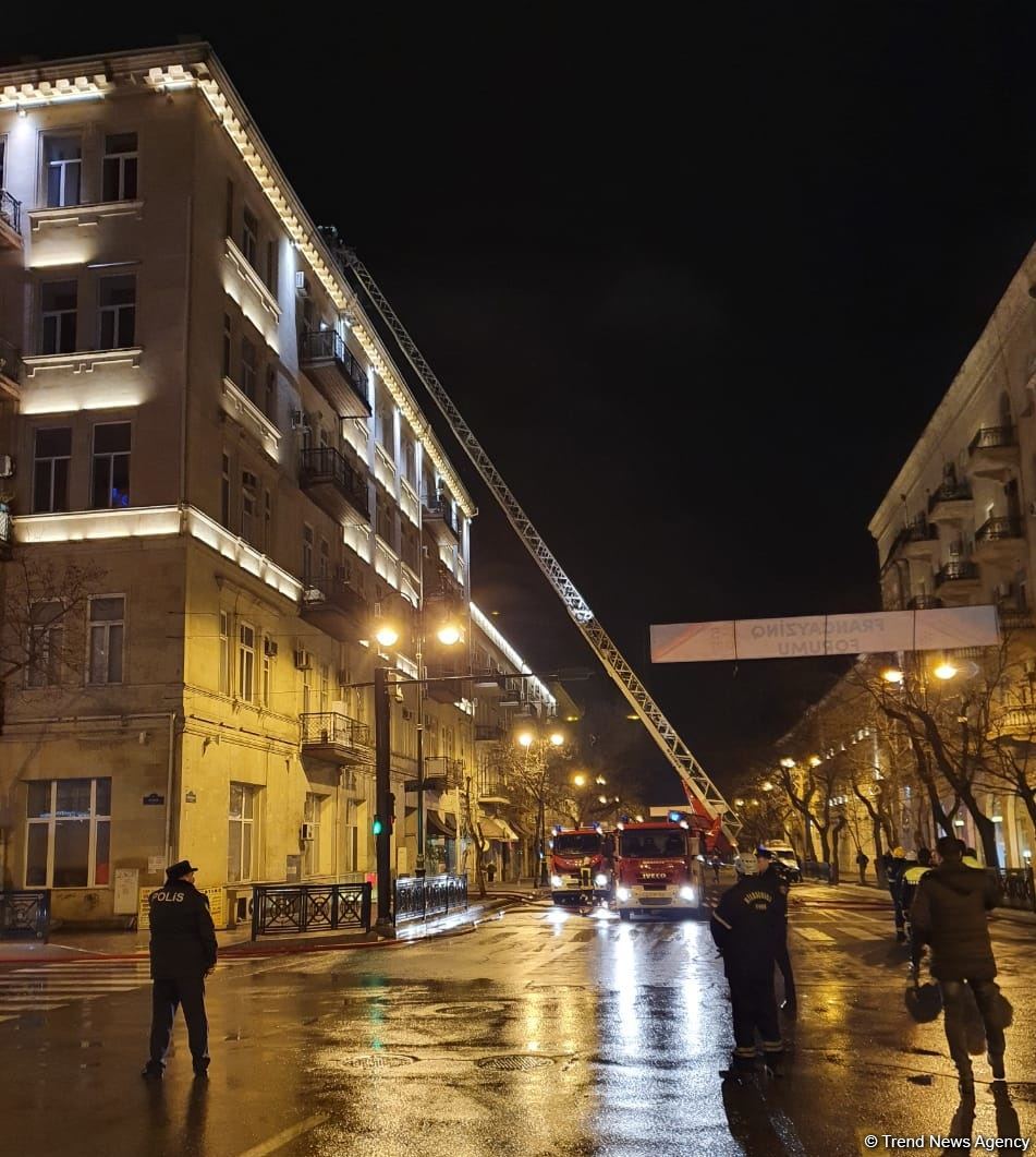 В Баку произошел пожар в жилом здании (ФОТО)
