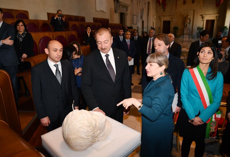 Президент Ильхам Алиев встретился с мэром города Рим (ФОТО)