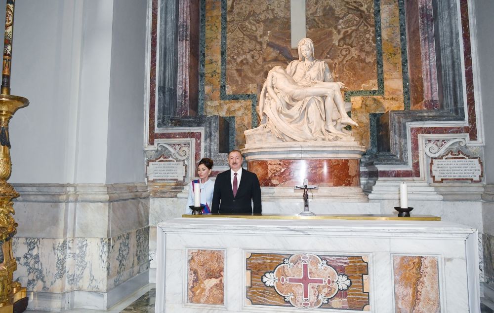Президент Ильхам Алиев и Первая леди Мехрибан Алиева ознакомились в Ватикане с Сикстинской капеллой и Собором Святого Петра (ФОТО)